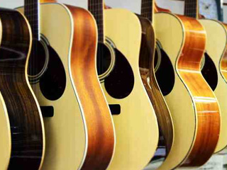 アコースティックギターが整列しているイメージ