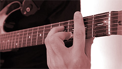 アコースティックギターを弾く左手